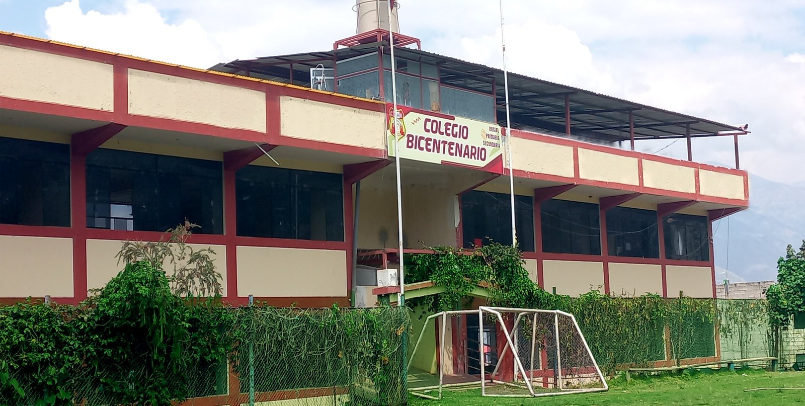 Fachada del Colegio COAR Bicentenario